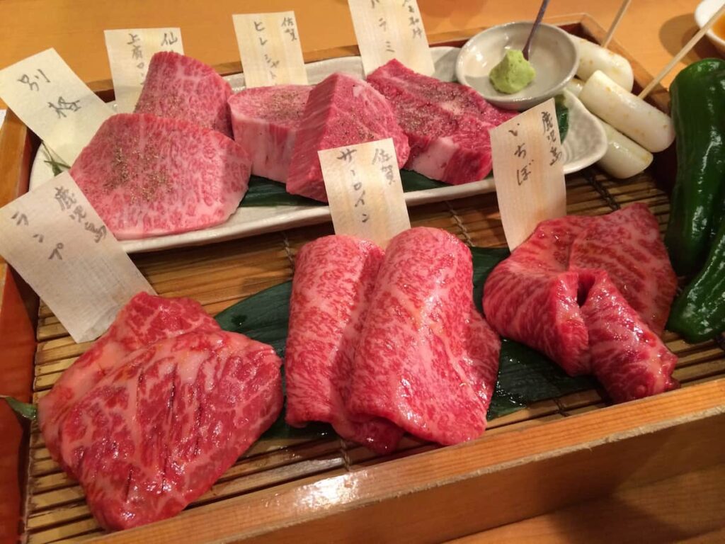 焼肉店の肉盛り合わせ。サーロイン・ランプ・ヒレなどの部位が並んだ写真
