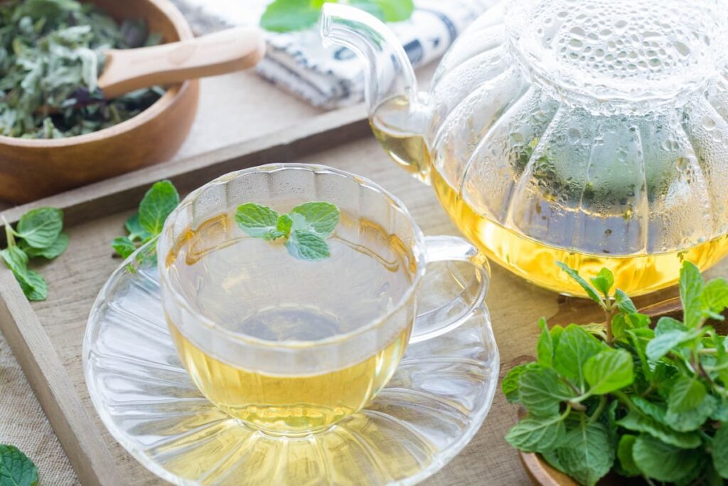 ティーカップに注がれたミントティー｜香りを楽しむハーブティー