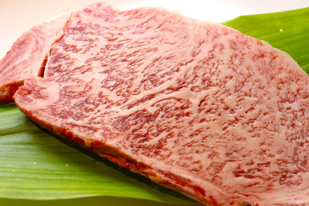 サーロインの生肉をアップで撮影した写真。霜降りの入り方が美しい