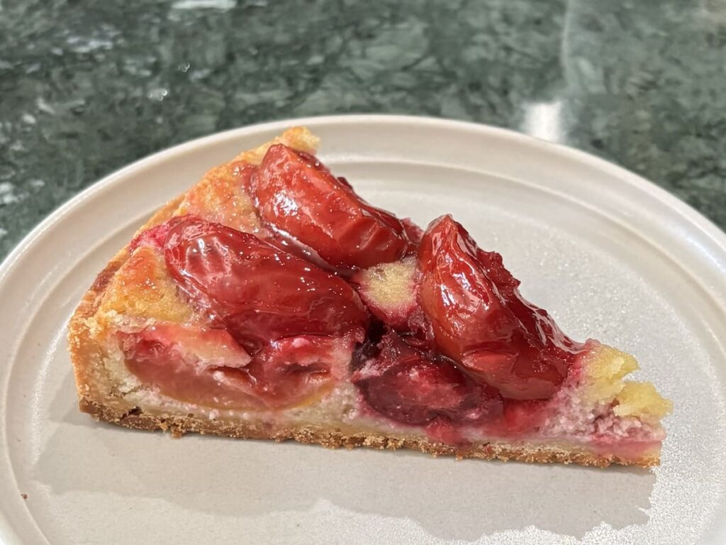 カットされたすもものタルト｜酸味をいかした焼き菓子