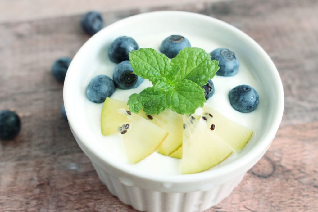 ヨーグルトとフルーツの上に飾られたミントの葉｜デザートに添えたハーブ