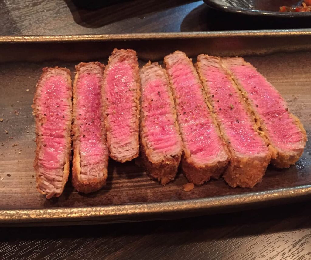 ヒレカツに調理された牛ヒレ肉の盛り付け画像