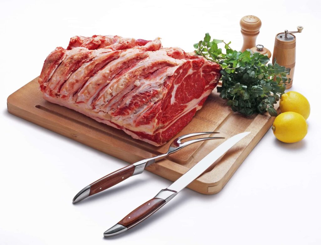 肩バラ（ブリスケット）の塊肉とレモン・ナイフを添えたイメージ。部位ごとの特徴を説明