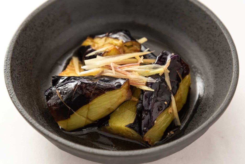 焼きナスに薬味としてのせた刻みみょうが