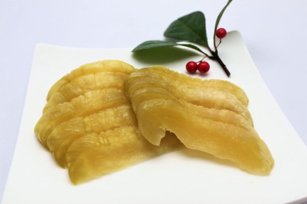 白瓜の粕漬け（奈良漬）を皿に盛り付けた写真