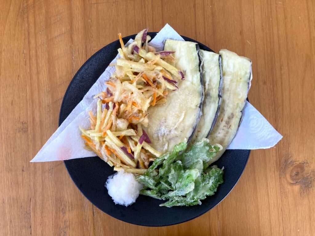 茄子の天ぷらとかき揚げの盛り付け｜サクサク衣とトロッとしたナス