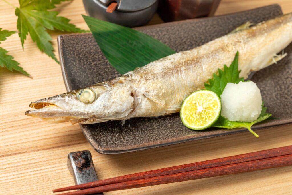 かますの塩焼きを盛り付けた皿｜すだちを添えて