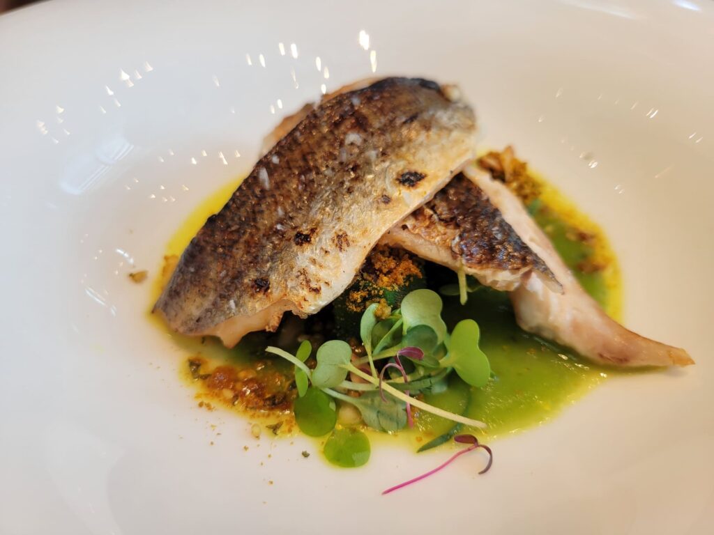 炙りにしたかますの刺身をおしゃれに盛り付けた皿