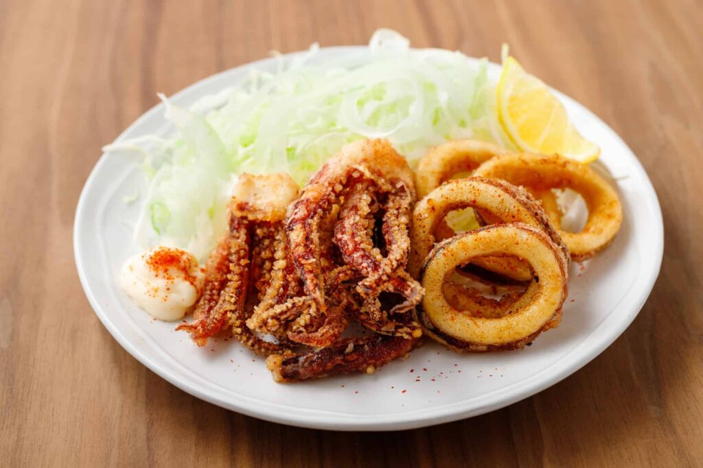 カリッと揚がったスルメイカのフライ盛り付け