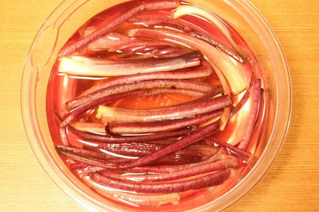 皮をむいて酢水につけたずいき｜下処理中の写真