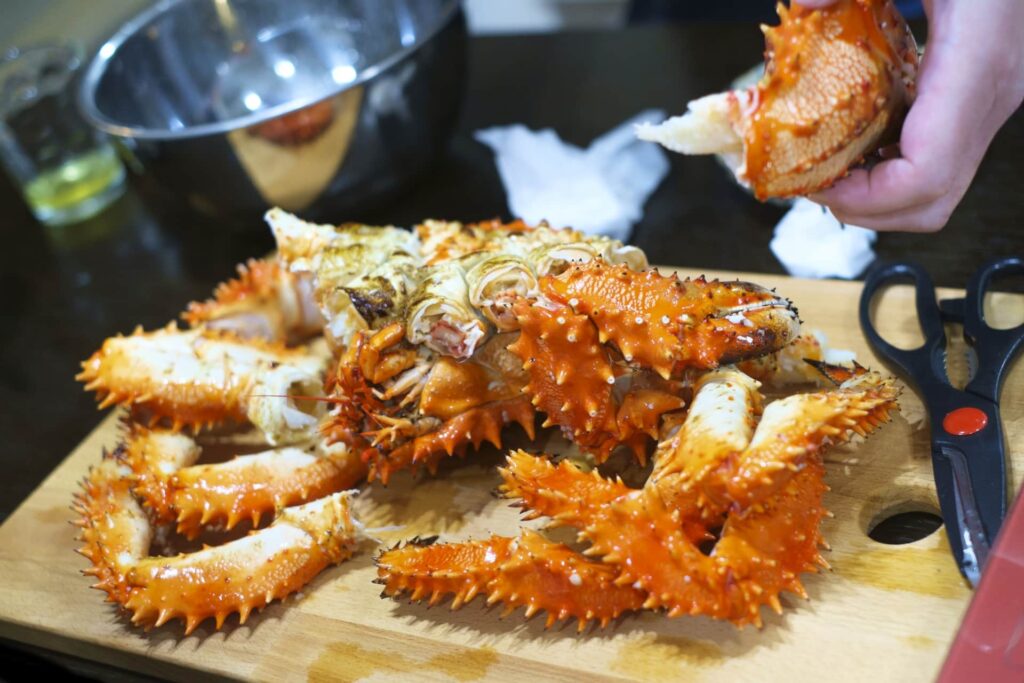 花咲蟹をハサミと手で解体する様子｜殻が厚くトゲが多い花咲ガニ
