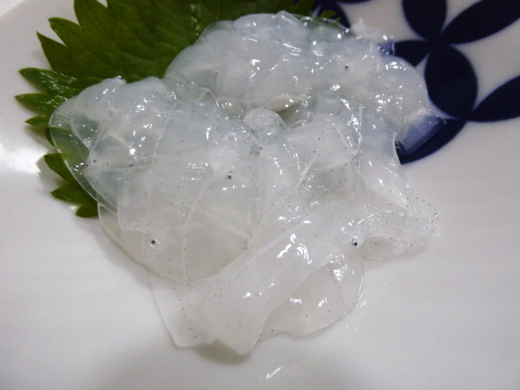 皿に盛り付けた透明なのれそれ|春が旬の穴子の稚魚