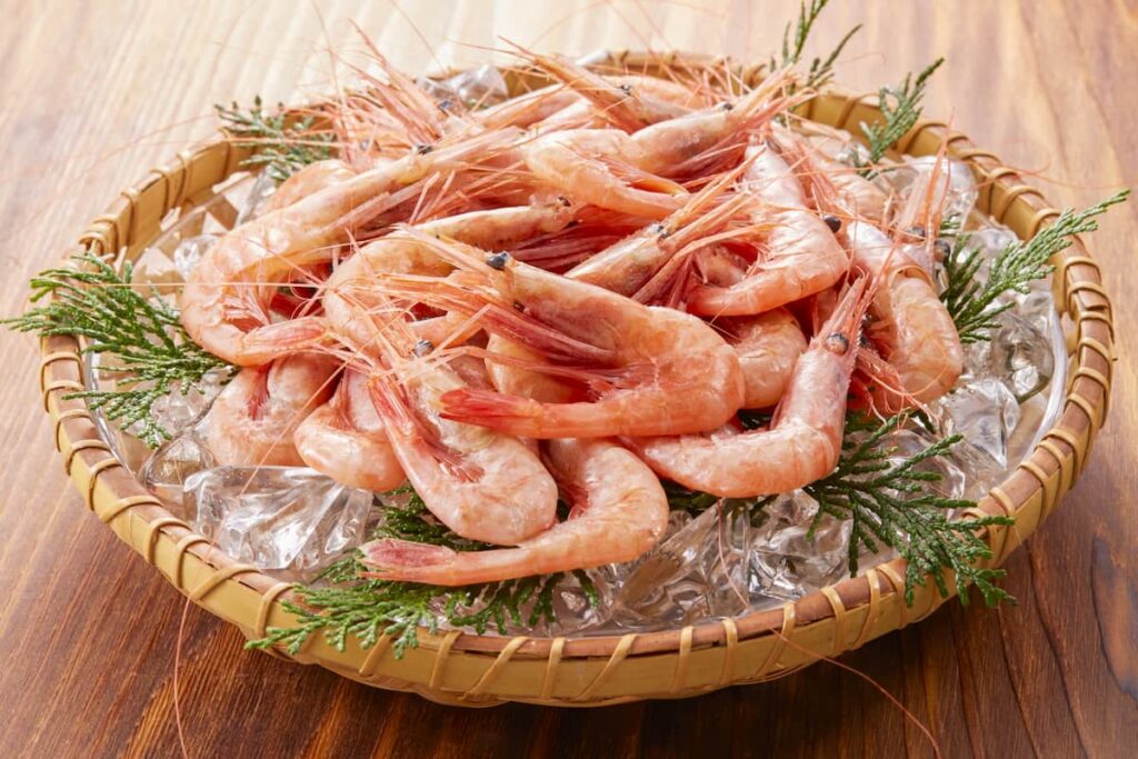 冬の旬を迎えた甘エビを氷ざるに盛り付けた写真