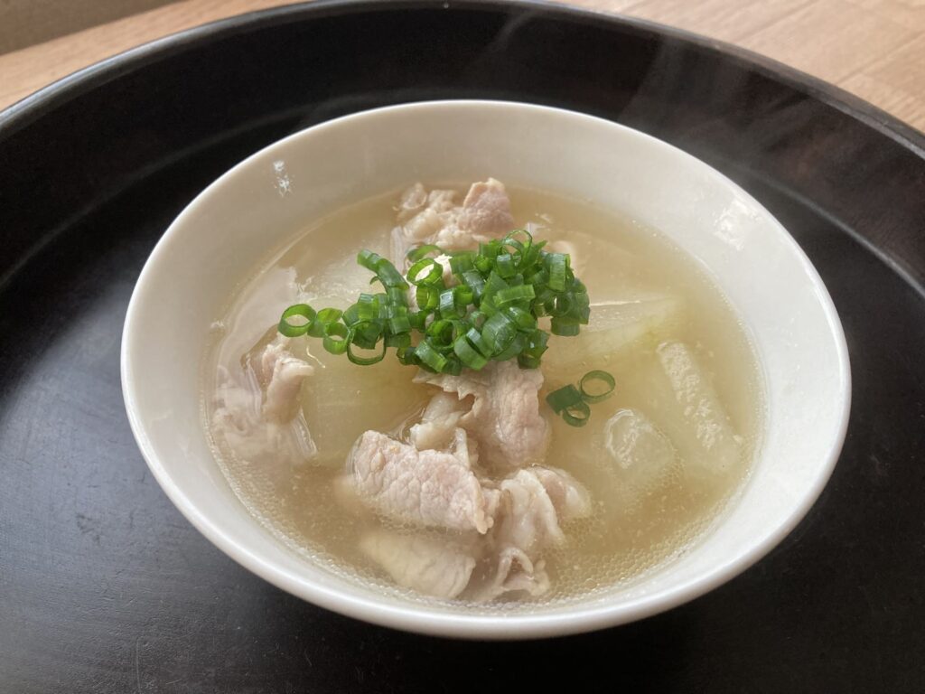 冬瓜と豚肉のスープ|冬瓜と肉のうま味が溶け合う中華風スープ