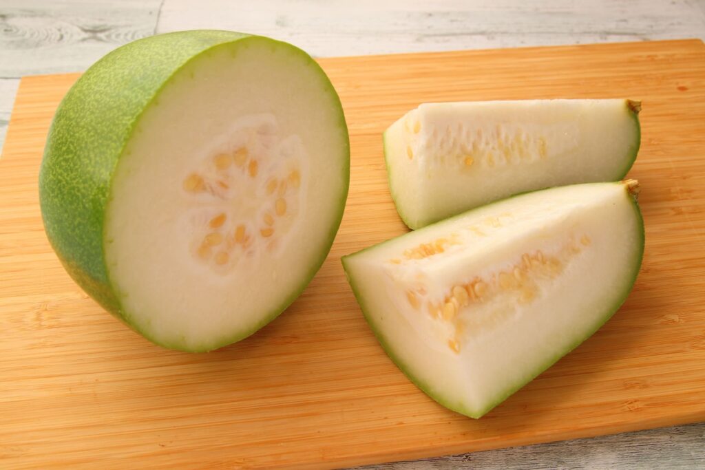 新鮮な冬瓜の断面|果肉が白くみずみずしい状態の冬瓜