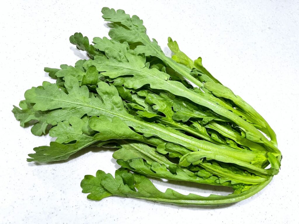 春菊の香りや味を英語で伝えるときに使える表現を紹介