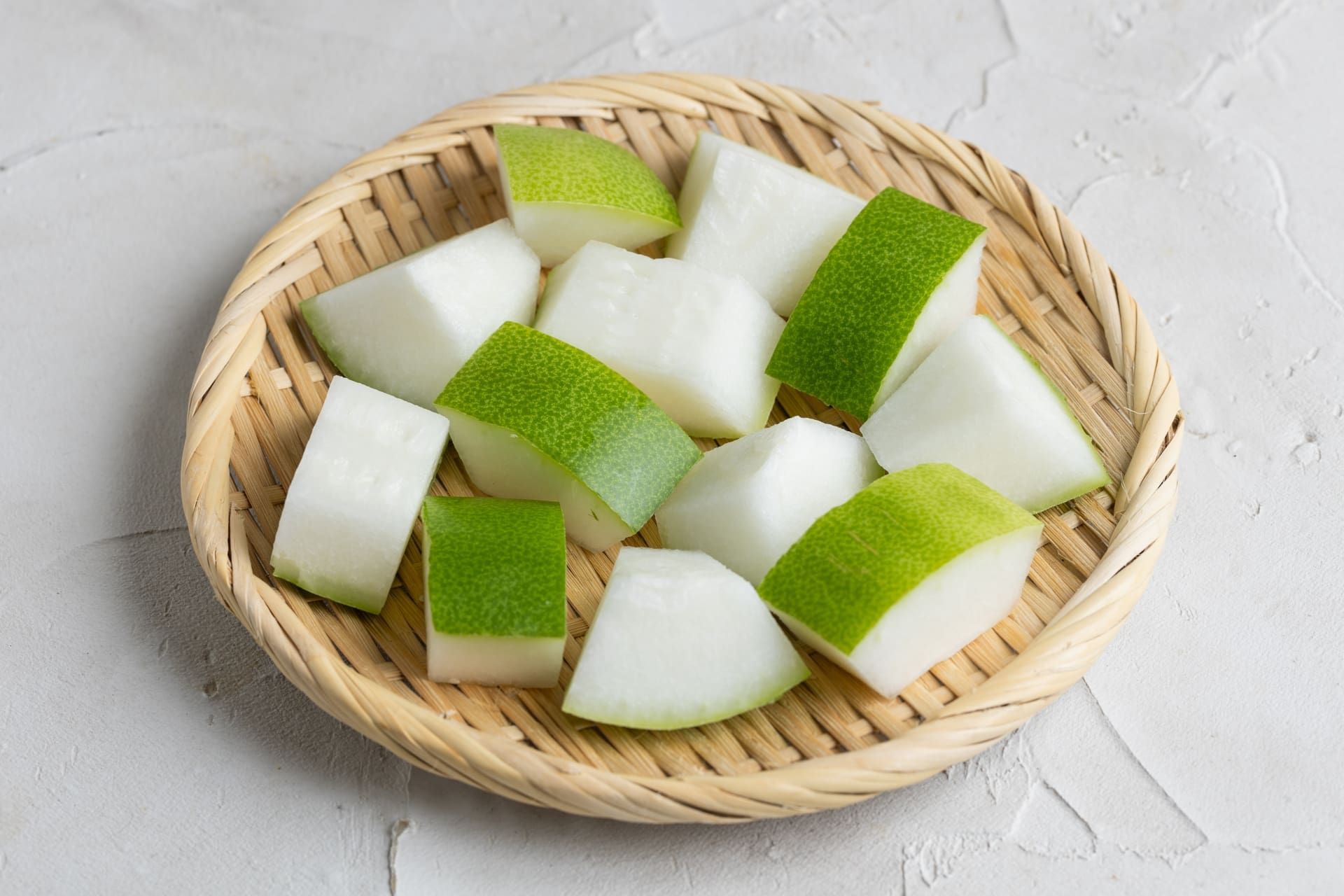 一口大に切った冬瓜|淡白な味わいで煮物やスープに向く夏野菜