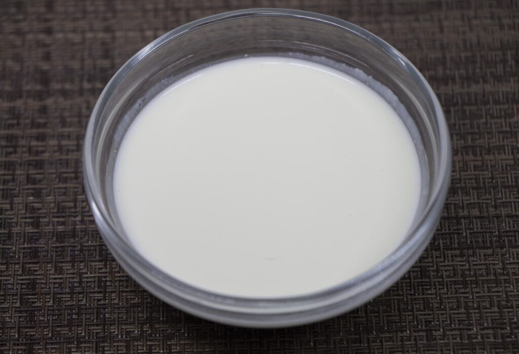 器に入った生クリーム|パン生地に使うと香りとコクがアップ