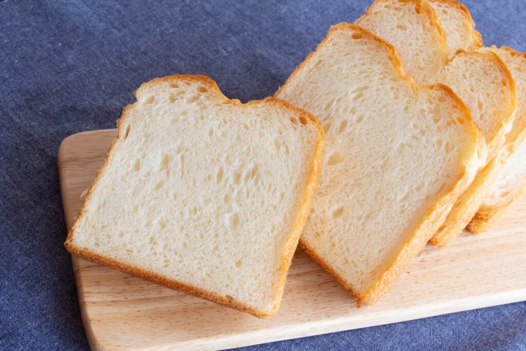 生クリーム配合の違いによる食パンの断面比較|しっとり感と気泡の違い
