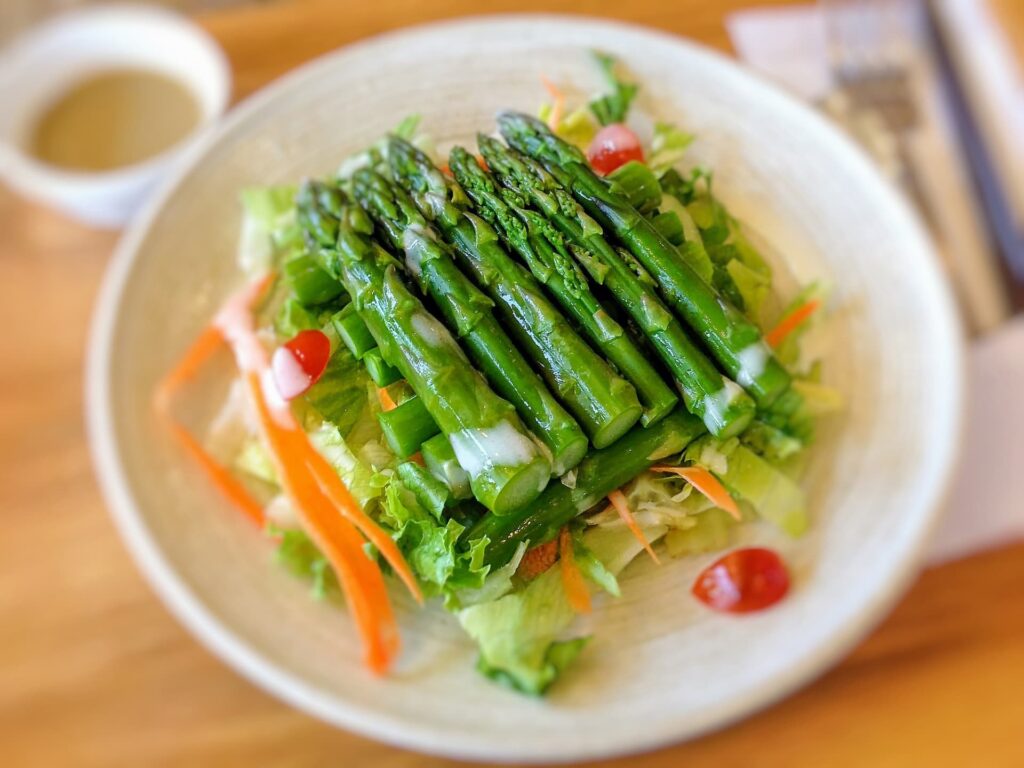 アスパラガスのサラダ｜フレッシュな彩りとシャキシャキ食感