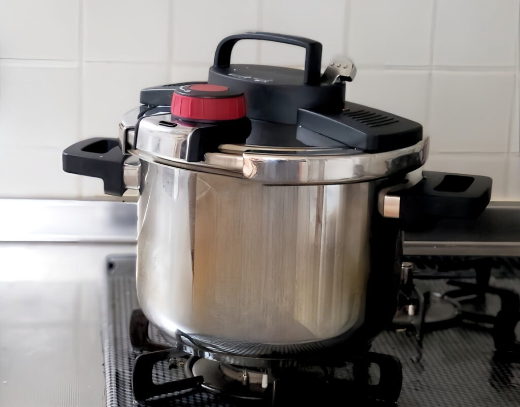 圧力鍋を使って牛すね肉を煮込む調理シーン