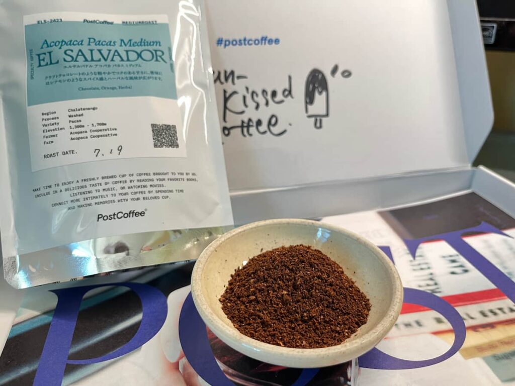 ポストコーヒーの鮮度と品質を示すコーヒー豆の個包装