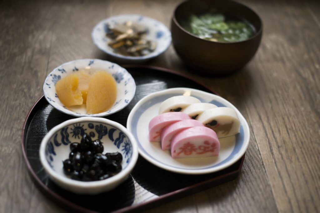 かまぼこ・数の子・黒豆を取り分けた一人前のおせち