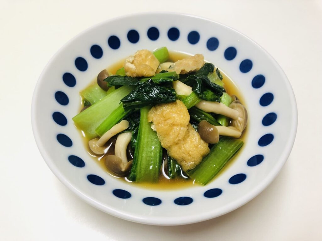 小松菜と油揚げ、しめじを使った煮びたしの盛り付け
