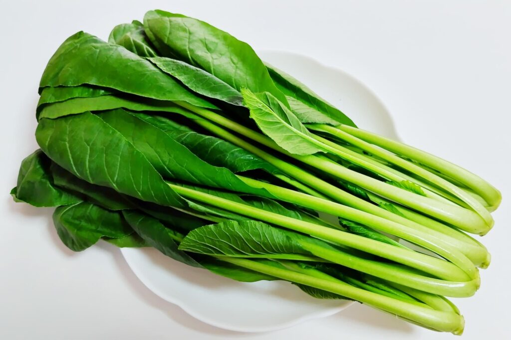 新鮮な生の小松菜、茎と葉の状態