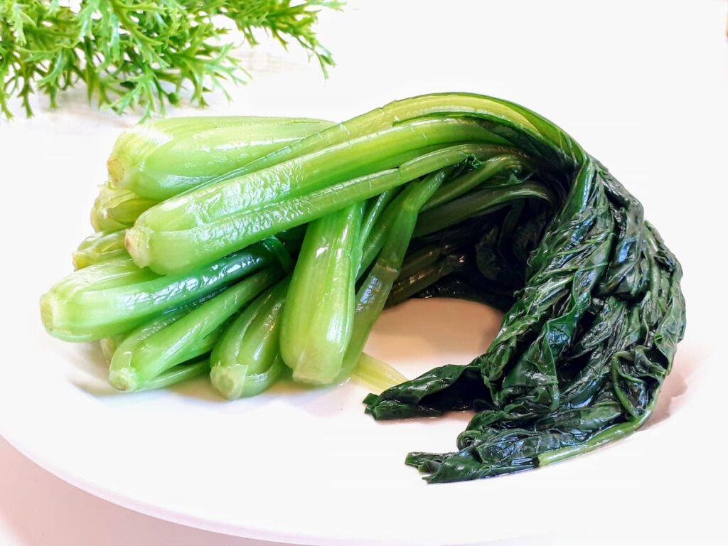 茹でた小松菜を冷ます様子（カット前の状態）