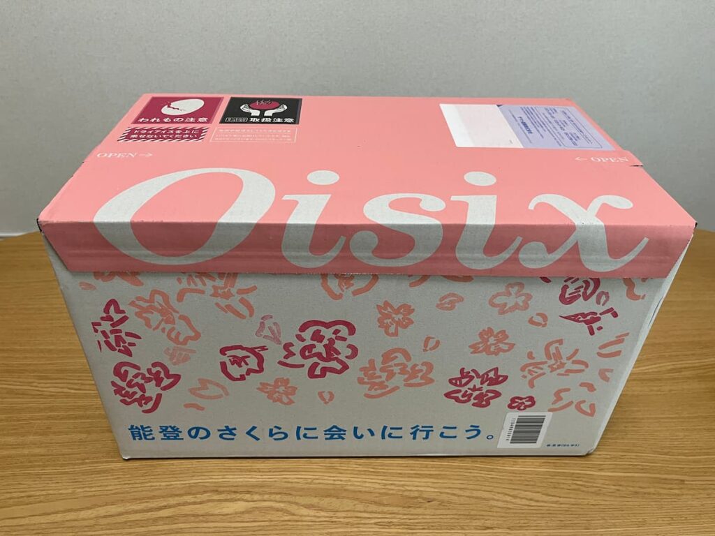 Oisixのミールキットが届いた箱|共働き家庭の時短と食の質を両立するサービスのイメージ