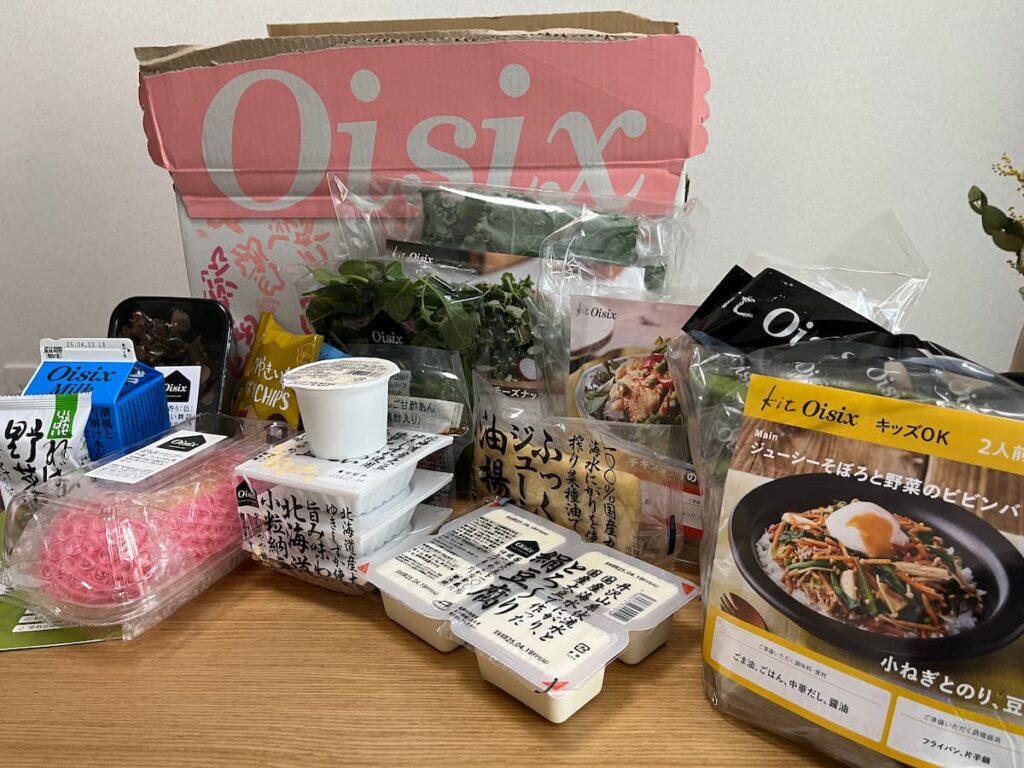 Oisixのお試しセットを箱から取り出した様子|必要な食材とミールキットが一度に揃うスターターセット