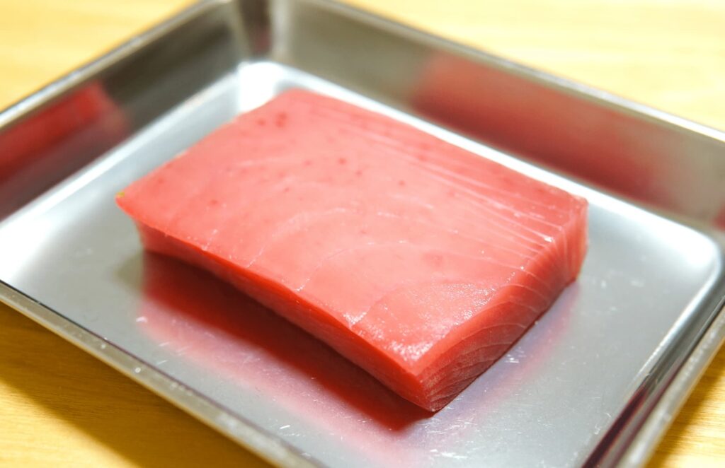 半解凍状態のマグロの柵（解凍の工程）