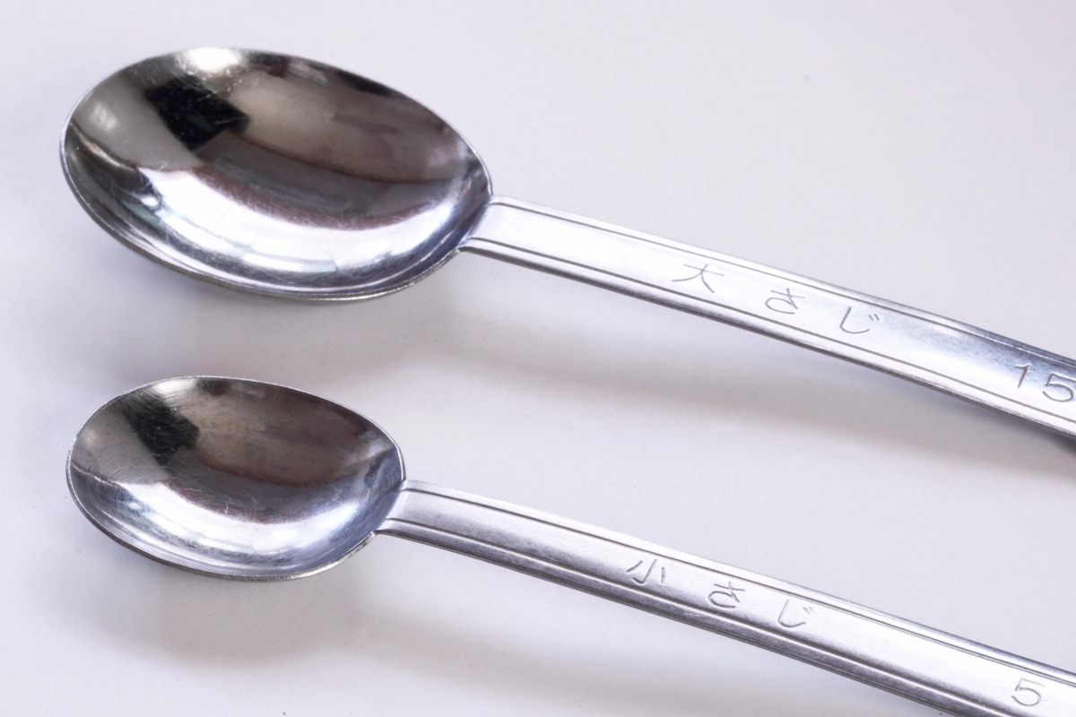 小さじと大さじを並べた画像