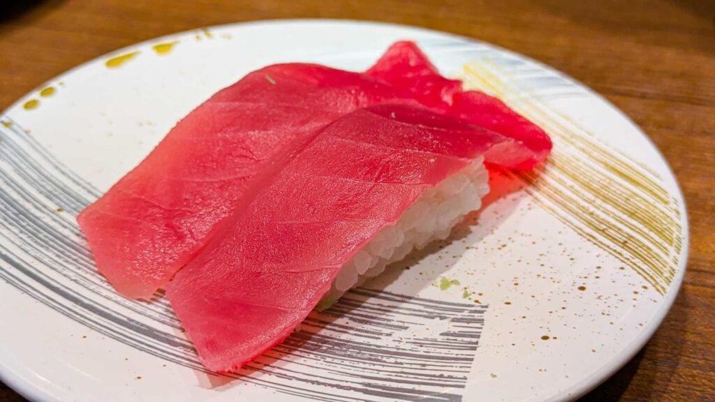 キハダマグロの握り寿司（淡い赤色の寿司ネタ）