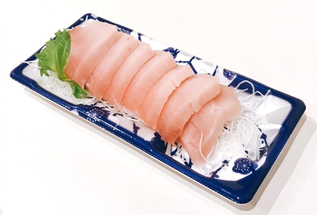 ビンナガマグロの刺身（パック入りの淡い赤身）