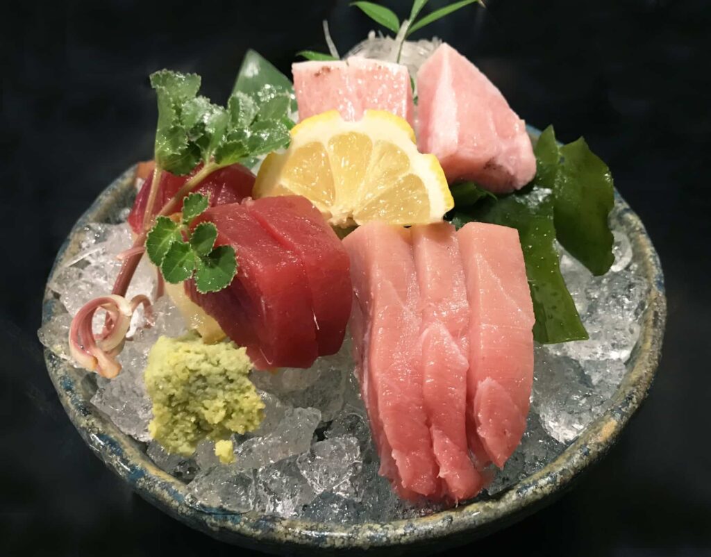 本マグロの赤身・中トロ・大トロの刺身盛り合わせ