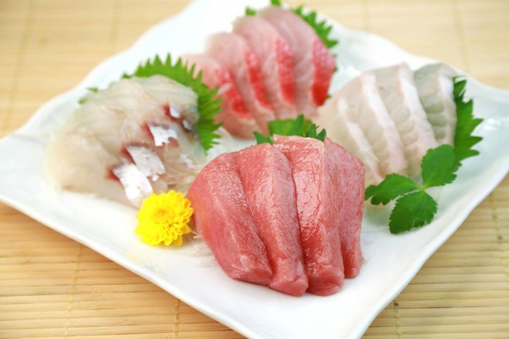 マグロを含む刺身盛り合わせ