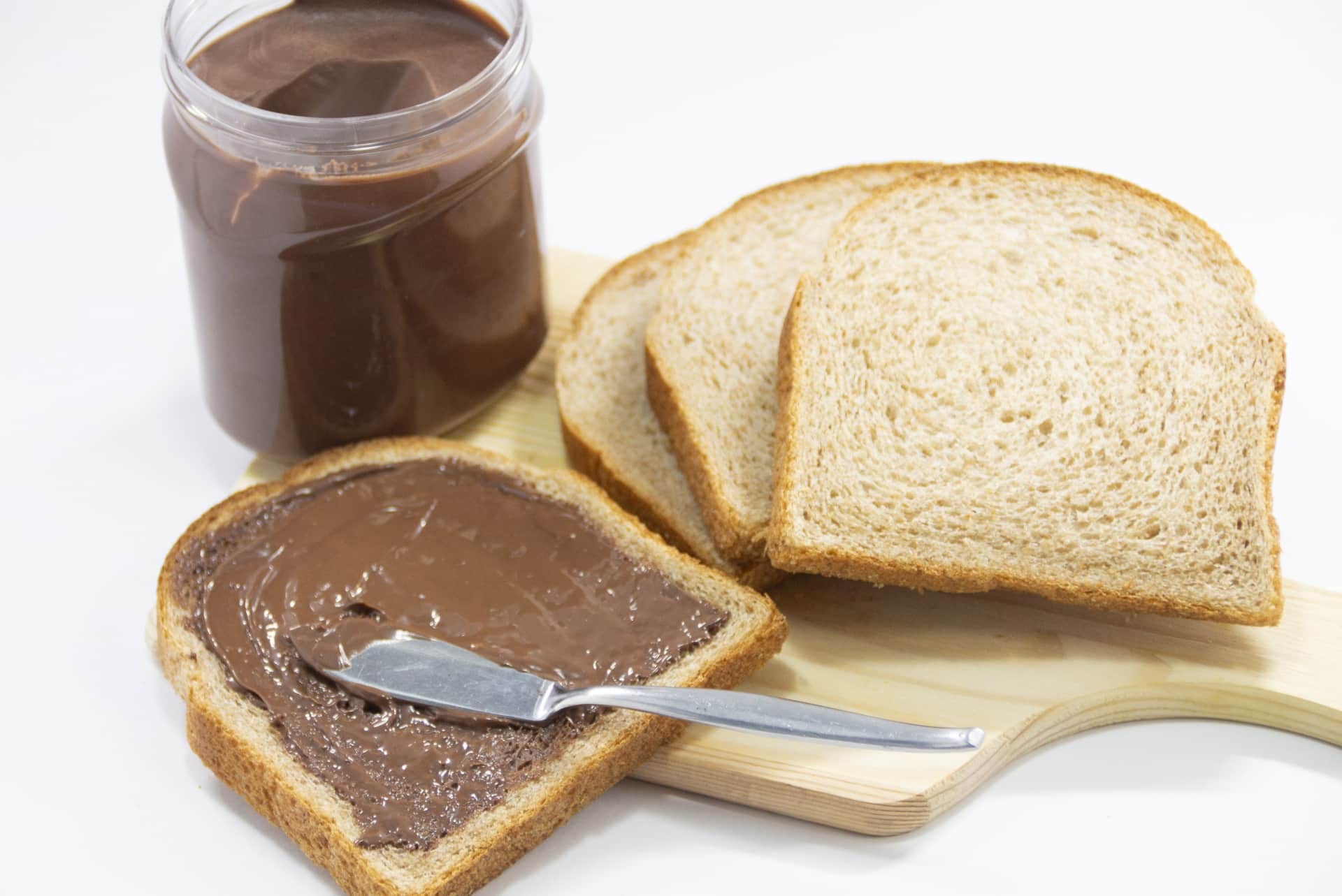 ヌテラをパンに塗った画像