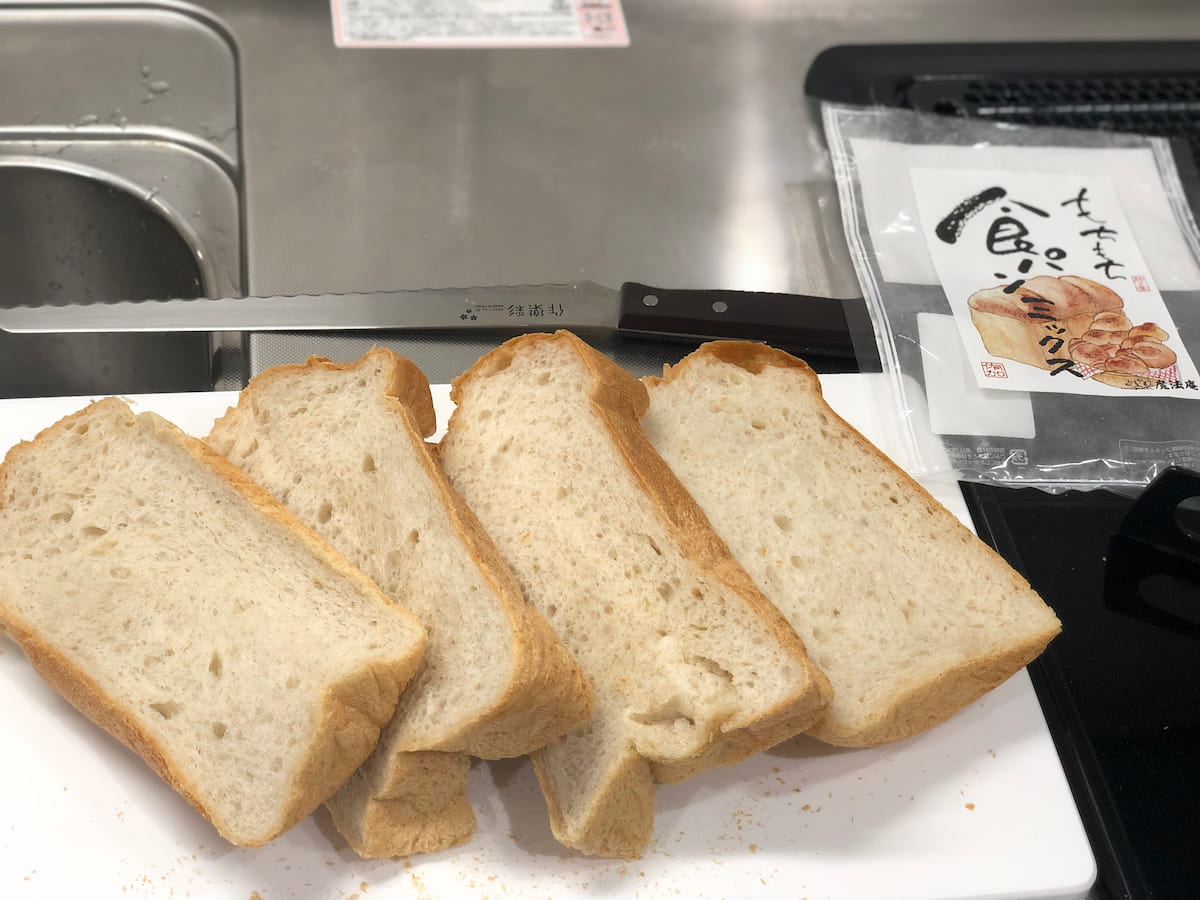 魔法庵のもちもち食パンミックスで焼いた食パンをカットして並べた写真（ホームベーカリー使用）