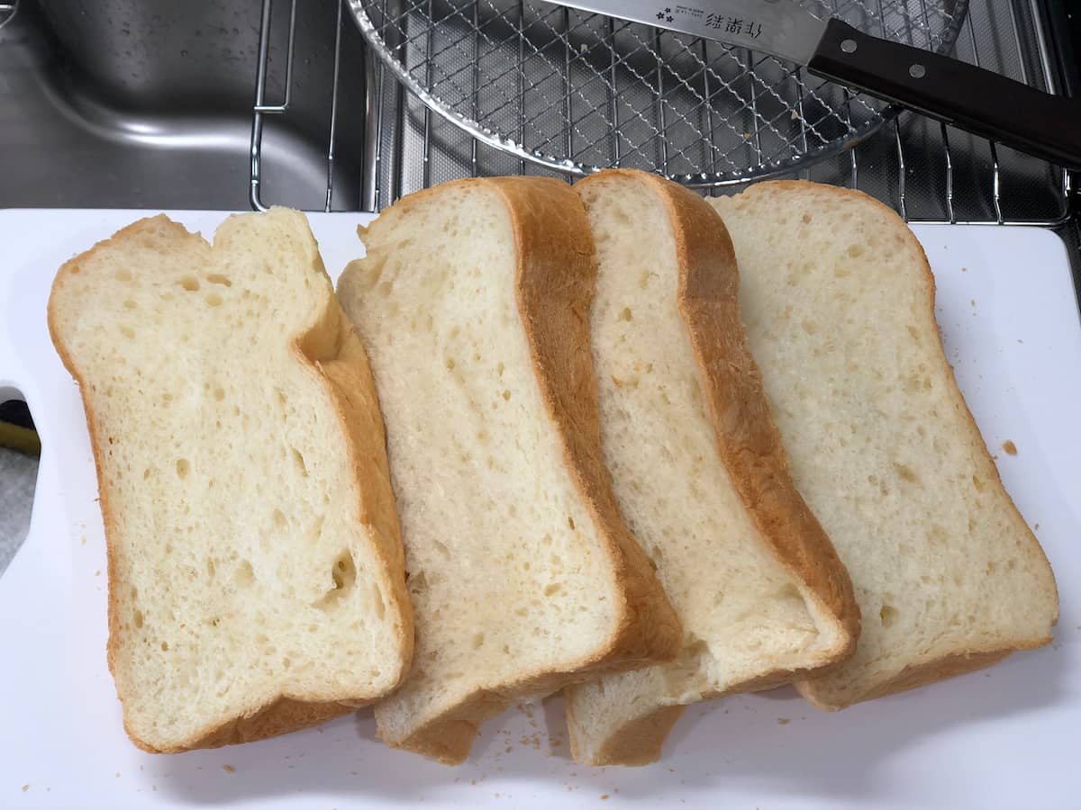 焼き上がった食パンを4枚にスライスした家庭用ホームベーカリーの仕上がり