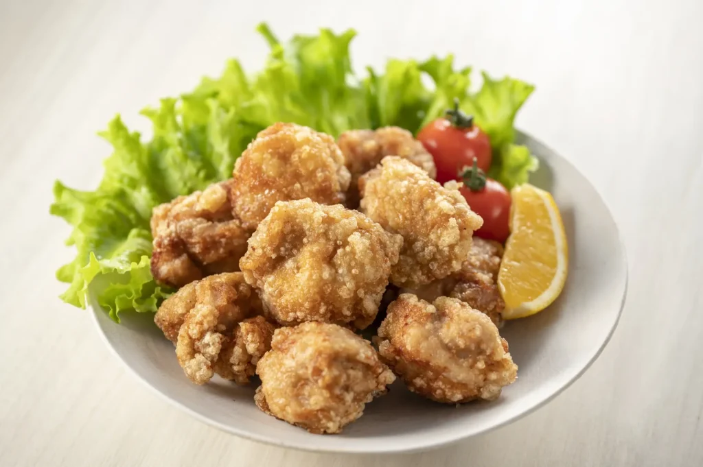 鶏もも肉の唐揚げを皿に盛り付けた写真