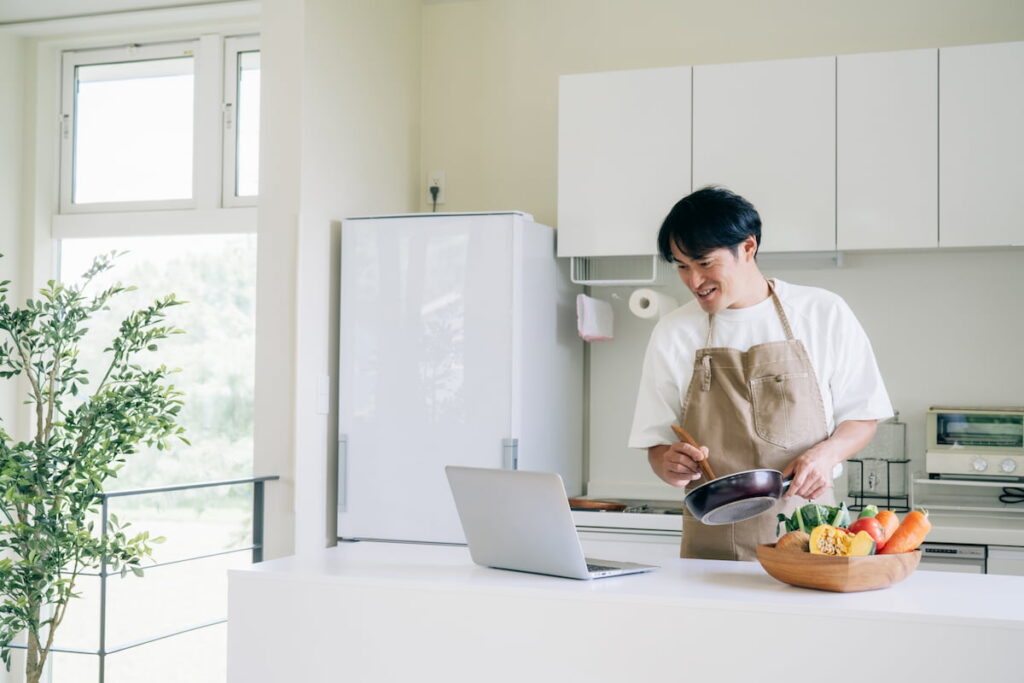 speaking・listening・reading・writing の4技能をアプリで学べる料理英語学習のイメージ画像。