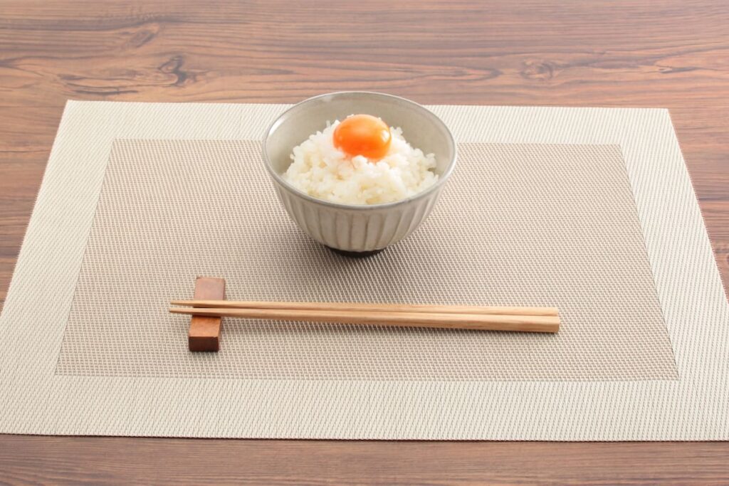 卵かけご飯を木の箸で食べる場面|木製箸が多い3つの理由