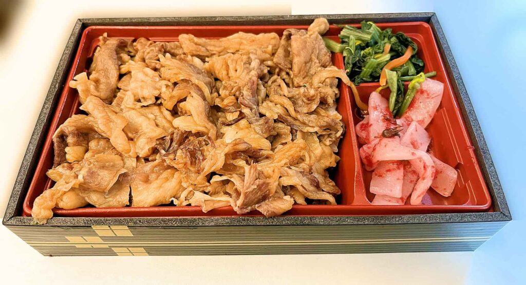 牛丼弁当と副菜|モモ肉や切り落としを使った家庭向け料理