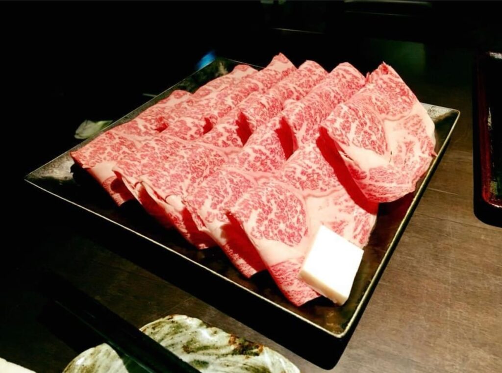 松阪牛のすき焼き用スライス肉｜皿盛り高級和牛のイメージ