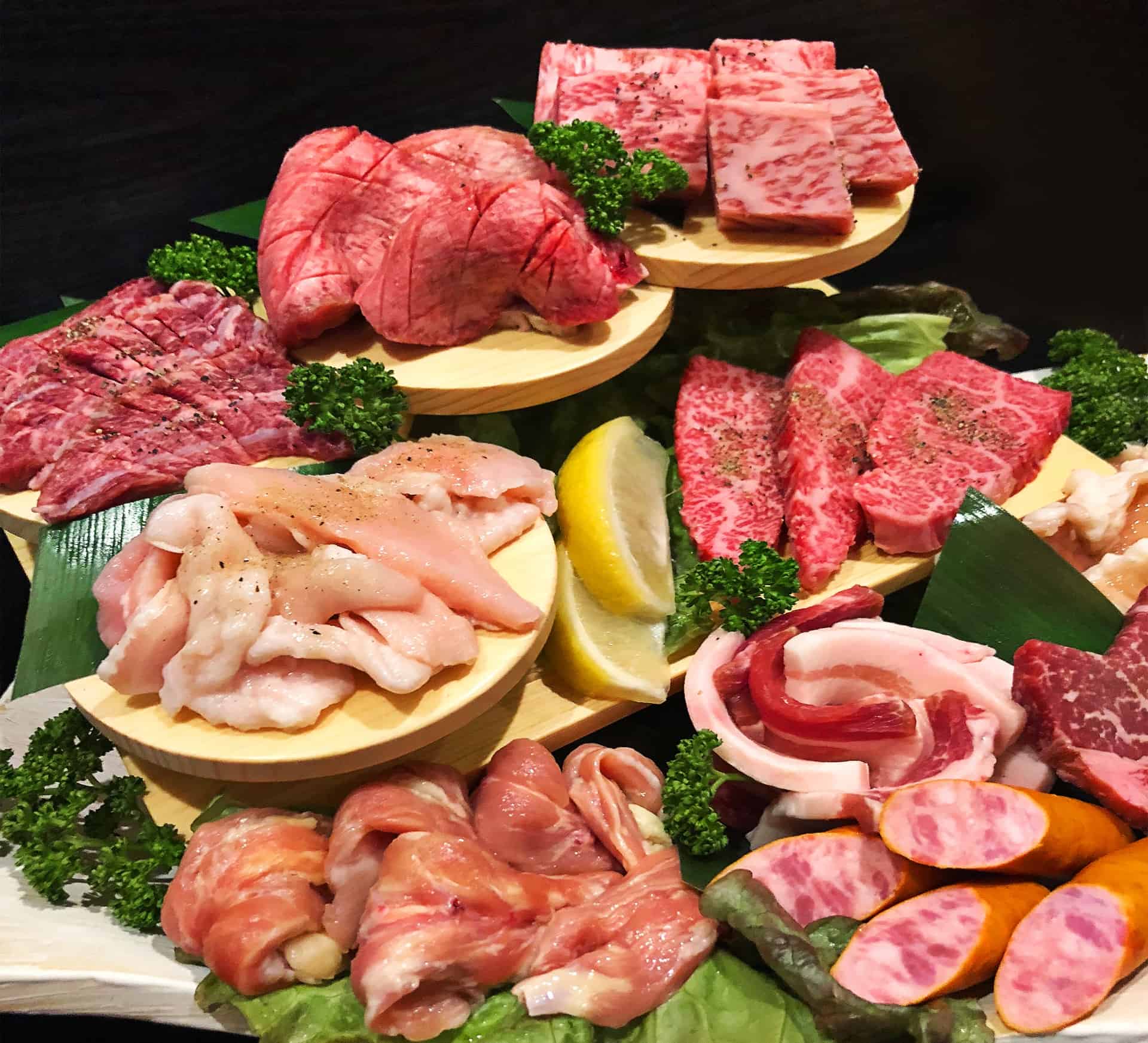 牛肉・豚肉・鶏肉の焼肉盛り合わせ｜肉の種類と特徴がひと目でわかる