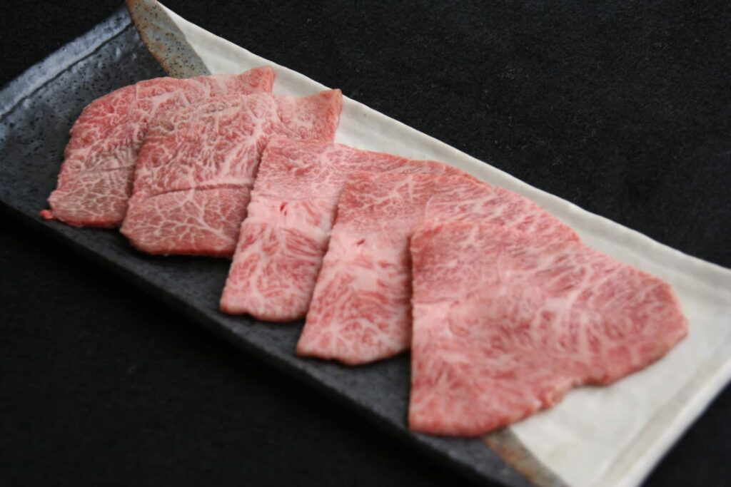 牛ミスジの生カット肉｜皿に盛られた通販用のミスジスライス