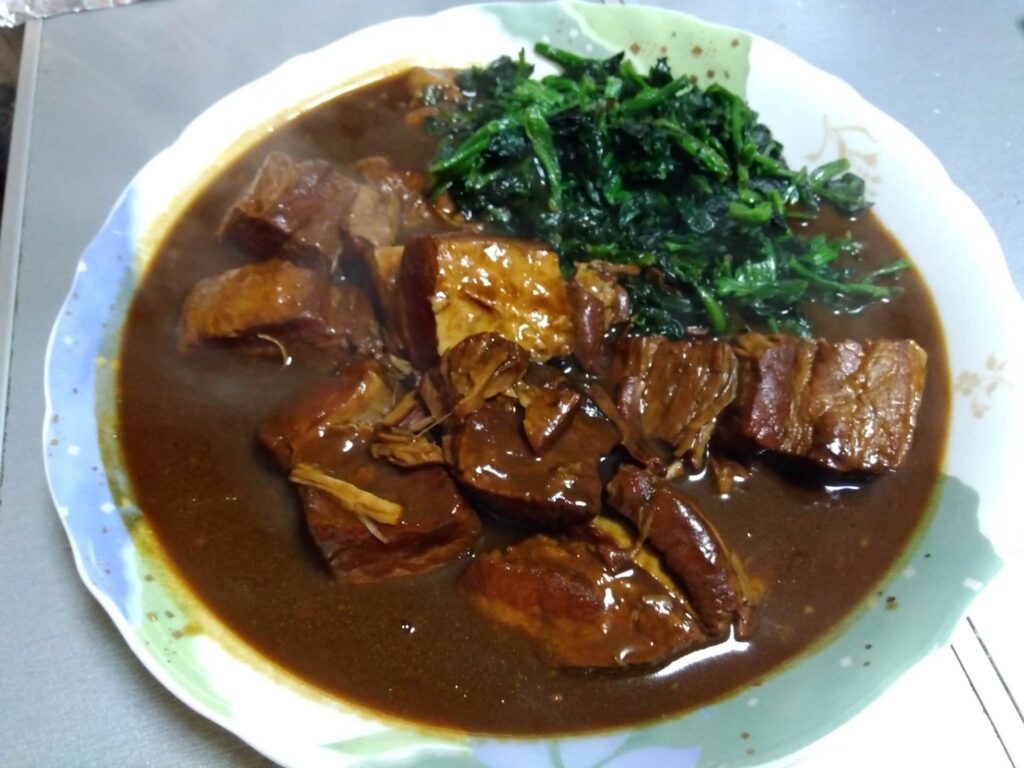 豚肉入りシチュー（野菜とともに煮込まれた料理）