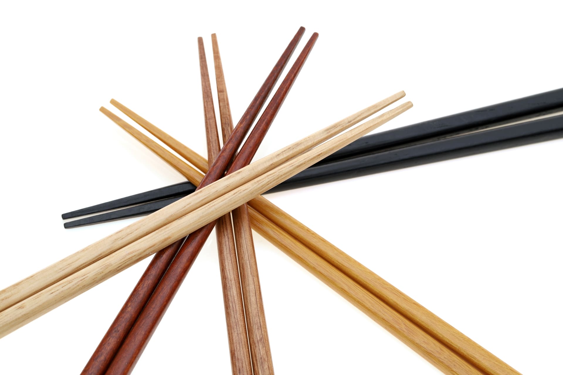 木製の箸を5膳重ねた写真｜木のお箸が多い理由を調理師が解説